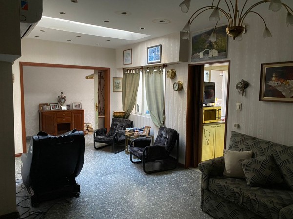 PH en venta de 4 dormitorios, patio, terraza con parrilla, 2 bños compl. Impecable.