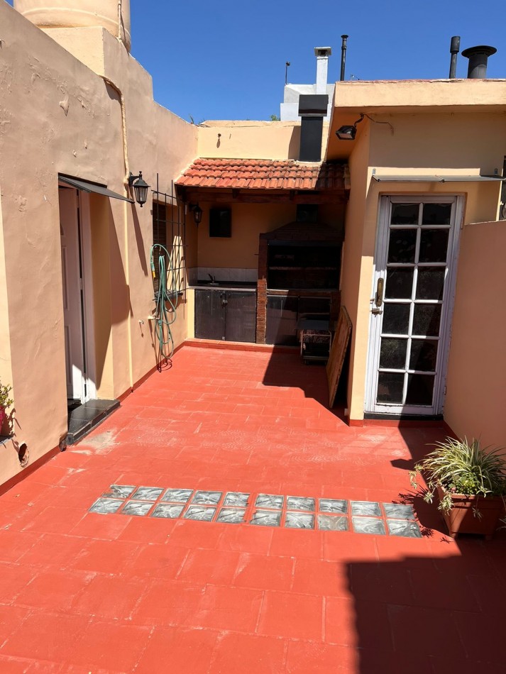 PH en venta de 4 dormitorios, patio, terraza con parrilla, 2 bños compl. Impecable.