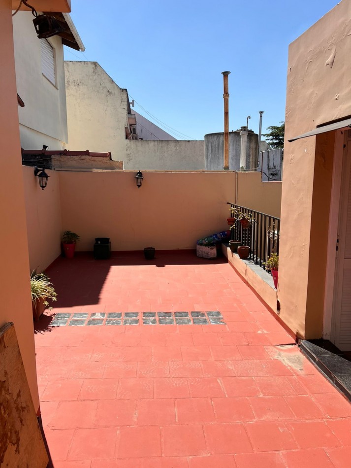 PH en venta de 4 dormitorios, patio, terraza con parrilla, 2 bños compl. Impecable.