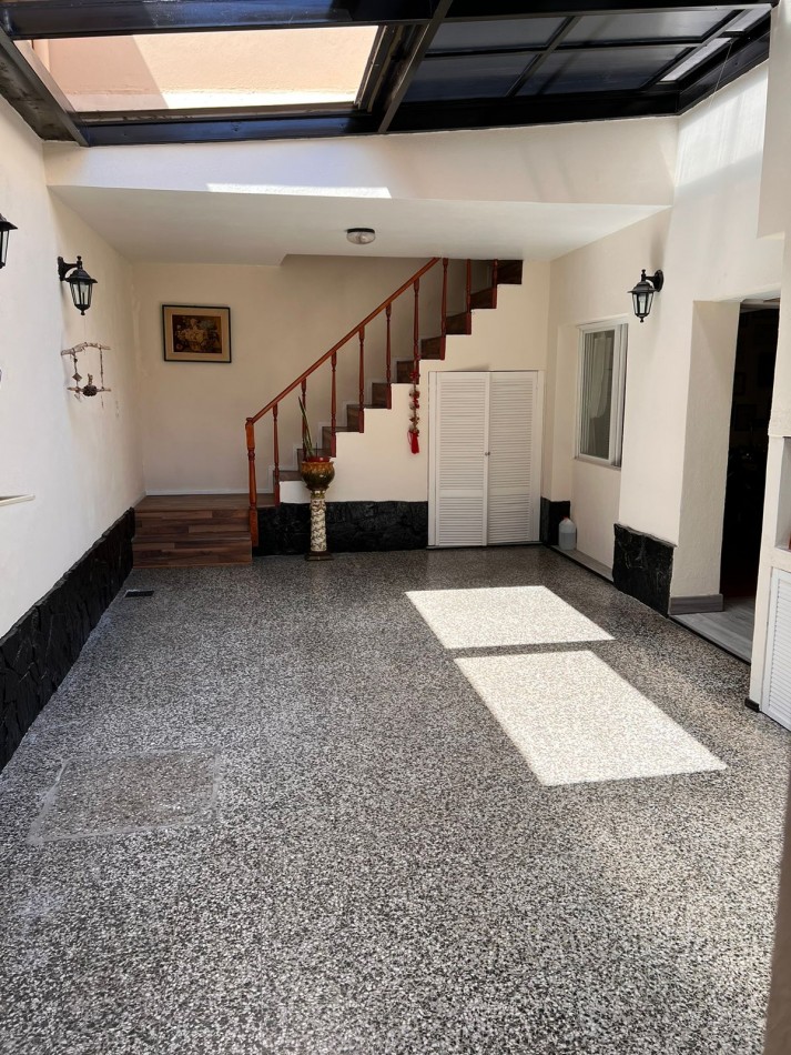 PH en venta de 4 dormitorios, patio, terraza con parrilla, 2 bños compl. Impecable.