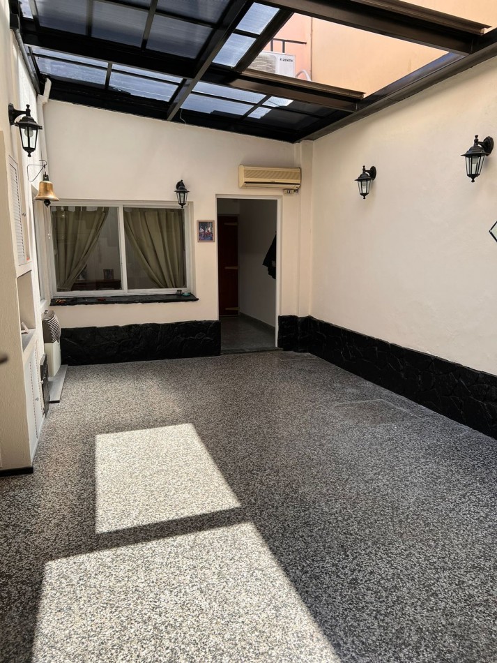 PH en venta de 4 dormitorios, patio, terraza con parrilla, 2 bños compl. Impecable.