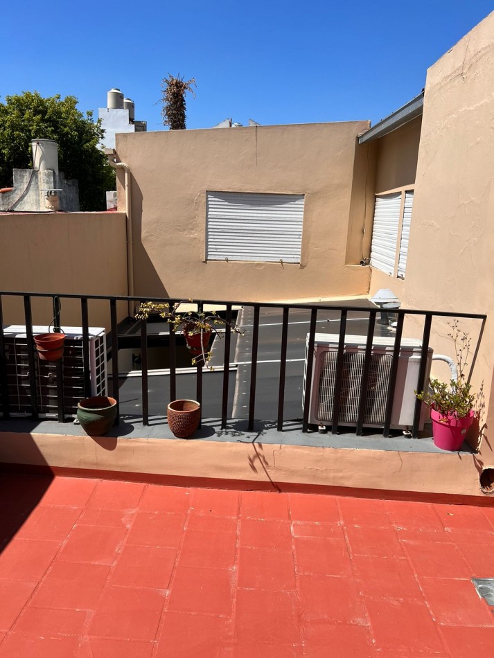 PH en venta de 4 dormitorios, patio, terraza con parrilla, 2 bños compl. Impecable.