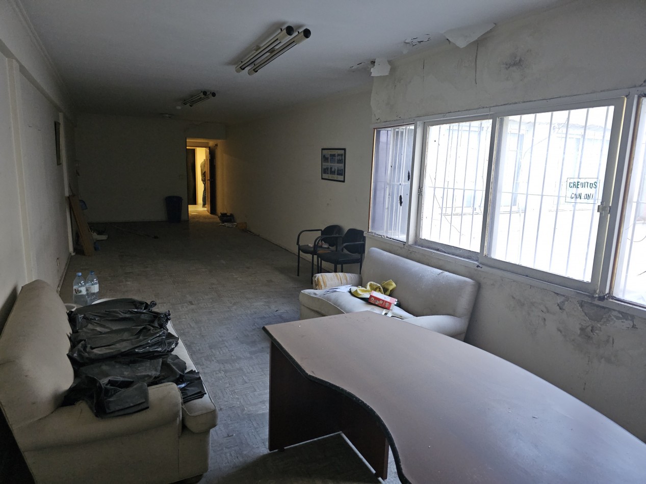 Centro. Monoambiente 50 m2. Bño y coc. a refaccionar 