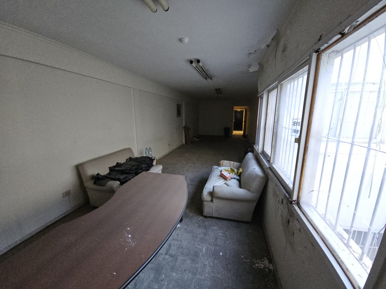 Centro. Monoambiente 50 m2. Bño y coc. a refaccionar 
