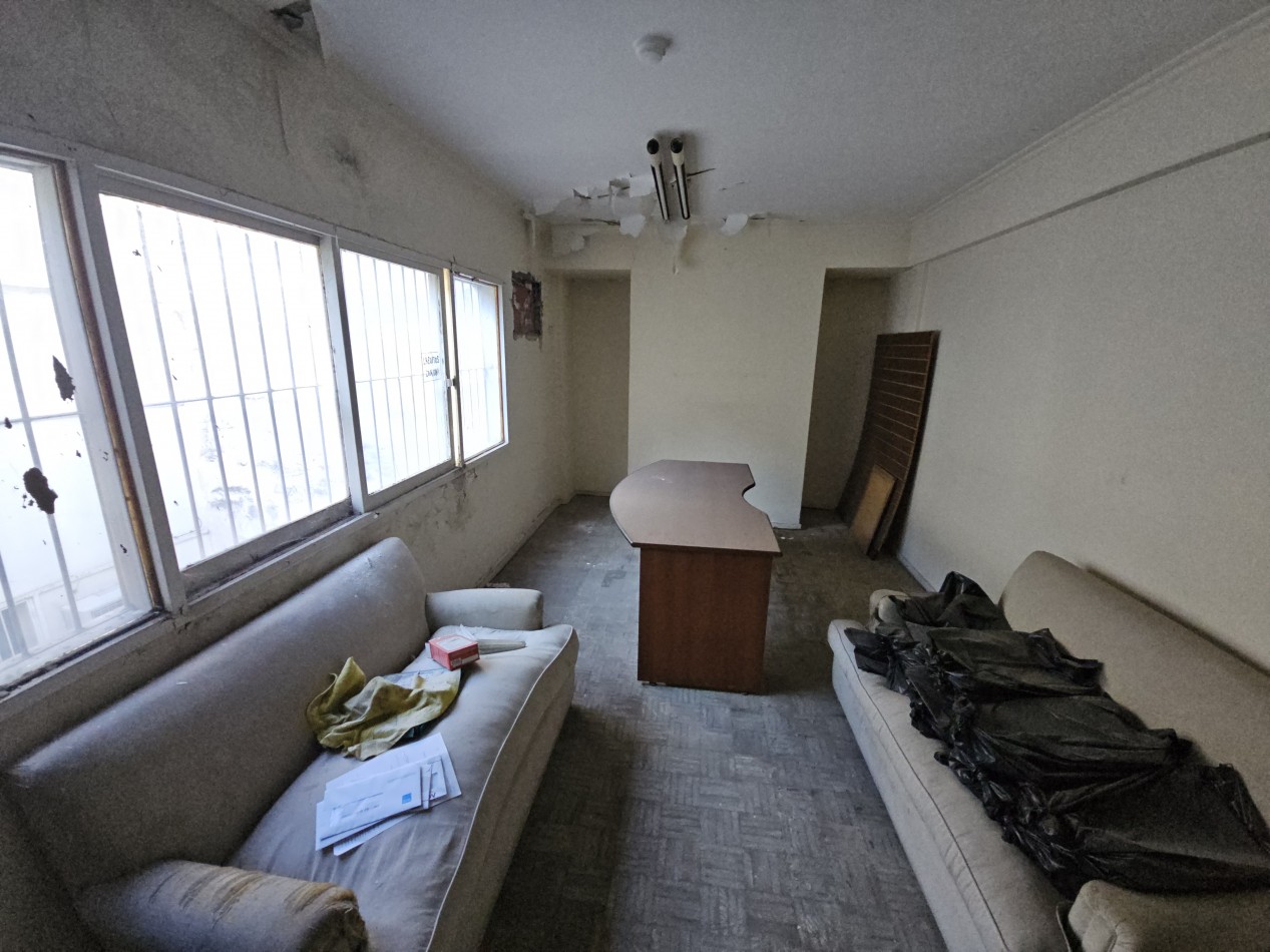 Centro. Monoambiente 50 m2. Bño y coc. a refaccionar 