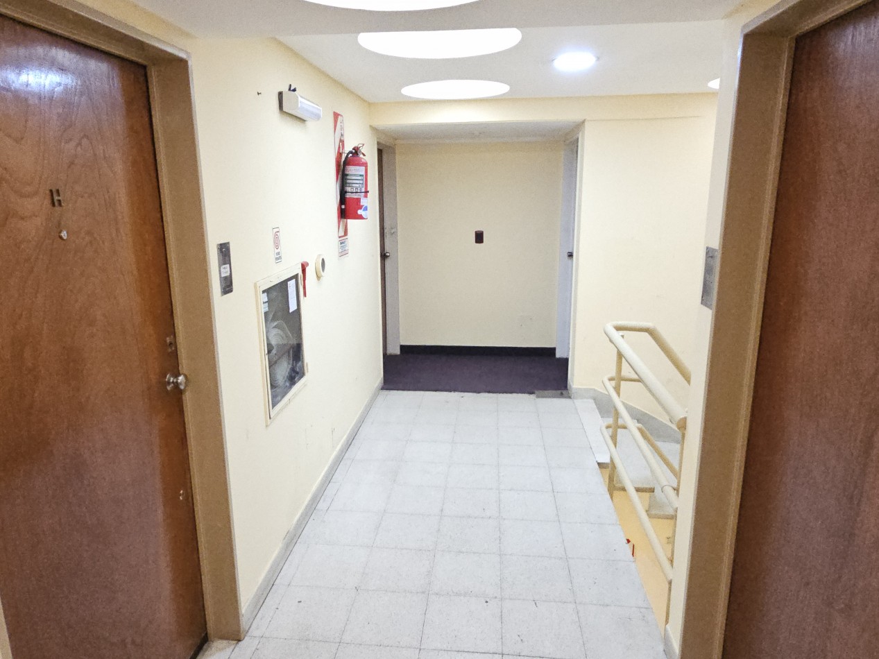 Centro. Monoambiente 50 m2. Bño y coc. a refaccionar 