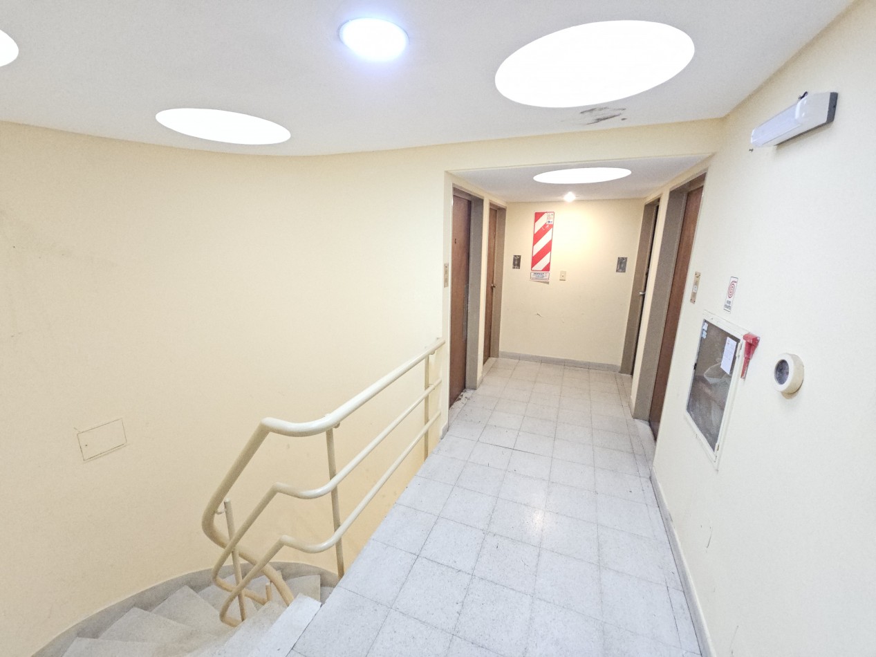 Centro. Monoambiente 50 m2. Bño y coc. a refaccionar 
