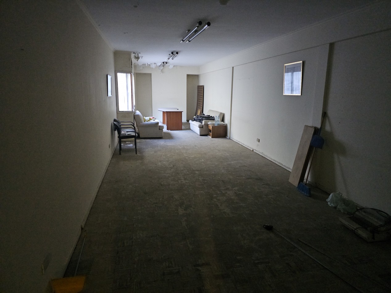Centro. Monoambiente 50 m2. Bño y coc. a refaccionar 