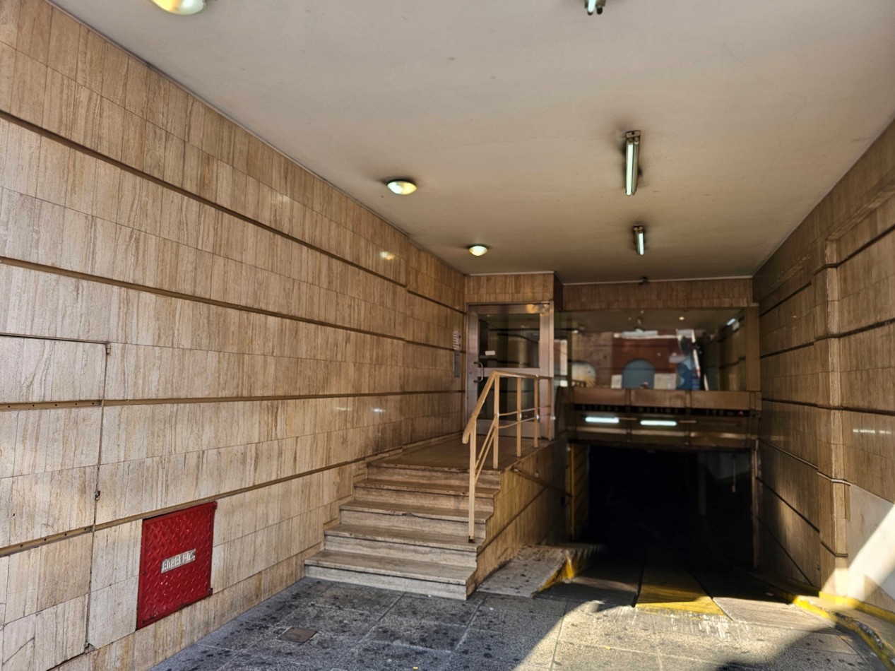 Centro. Monoambiente 50 m2. Bño y coc. a refaccionar 