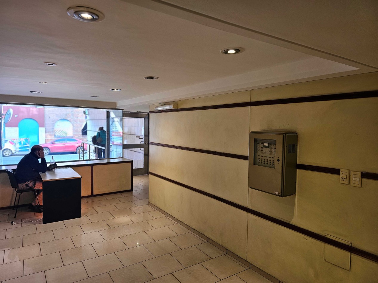 Centro. Monoambiente 50 m2. Bño y coc. a refaccionar 
