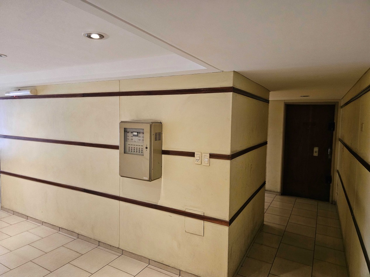 Centro. Monoambiente 50 m2. Bño y coc. a refaccionar 