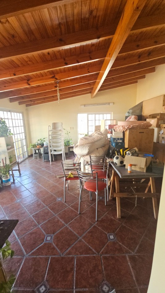 Casa en venta en Flores. En esquina, con terraza. Impecable. 