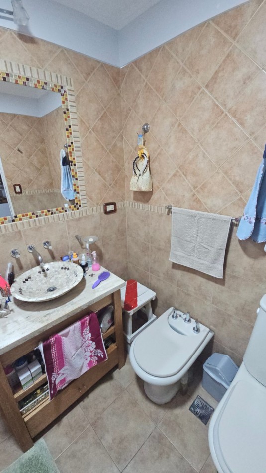 Casa en venta en Flores. En esquina, con terraza. Impecable. 