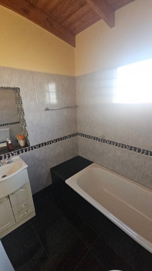 Casa en venta en Flores. En esquina, con terraza. Impecable. 