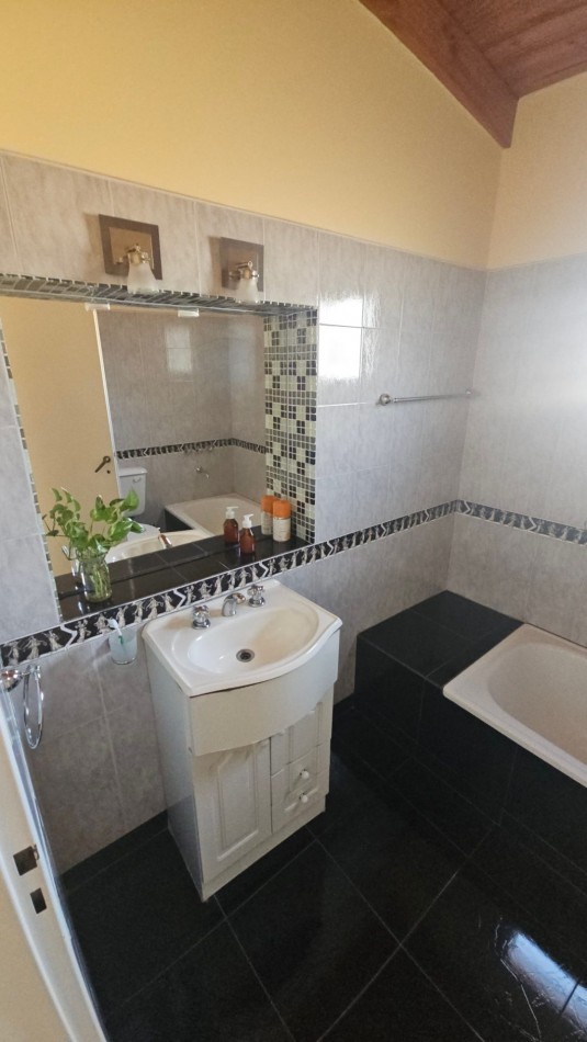Casa en venta en Flores. En esquina, con terraza. Impecable. 