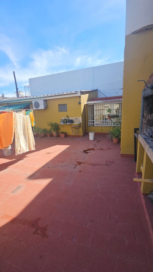 Casa en venta en Flores. En esquina, con terraza. Impecable. 