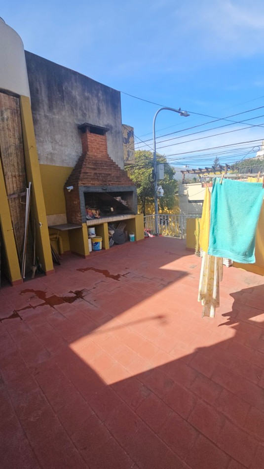 Casa en venta en Flores. En esquina, con terraza. Impecable. 