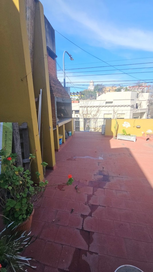 Casa en venta en Flores. En esquina, con terraza. Impecable. 