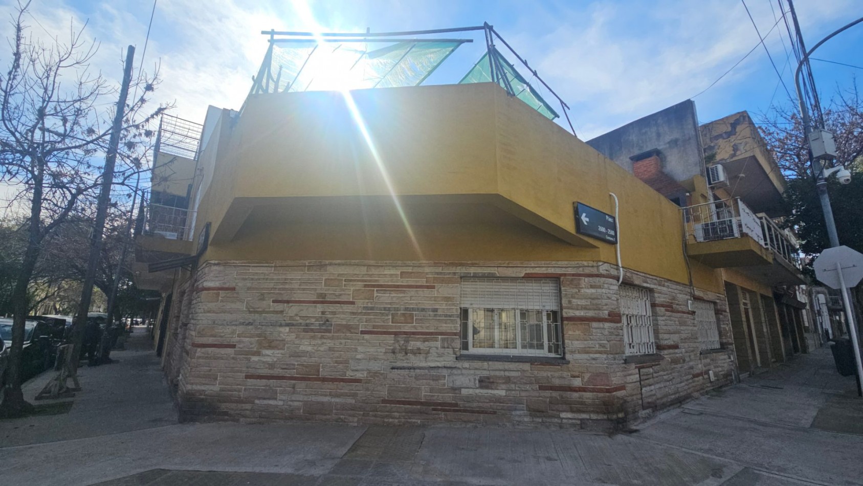 Casa en venta en Flores. En esquina, con terraza. Impecable. 