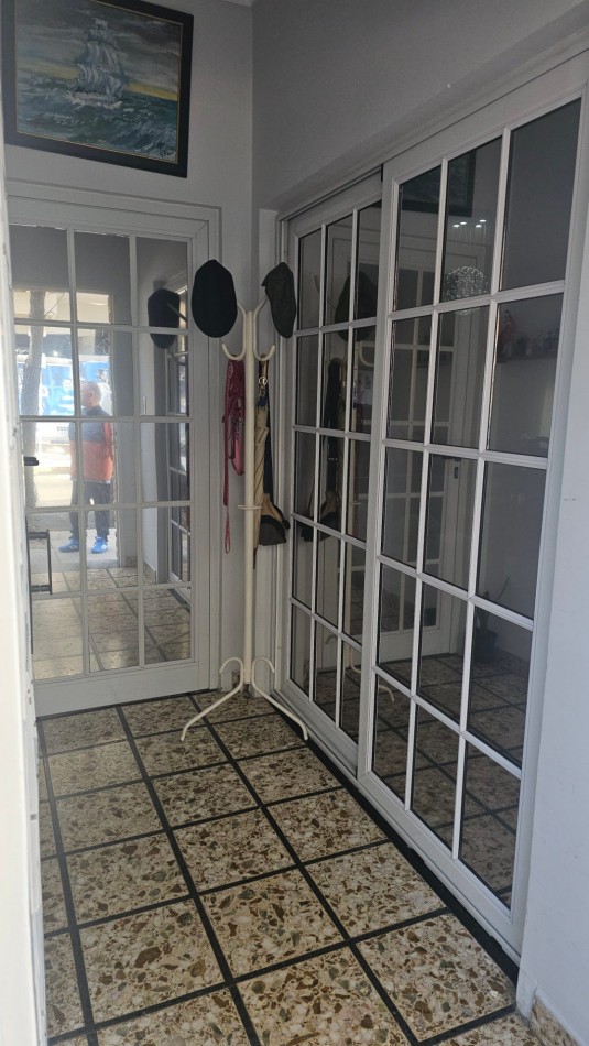 Casa en venta en Flores. En esquina, con terraza. Impecable. 