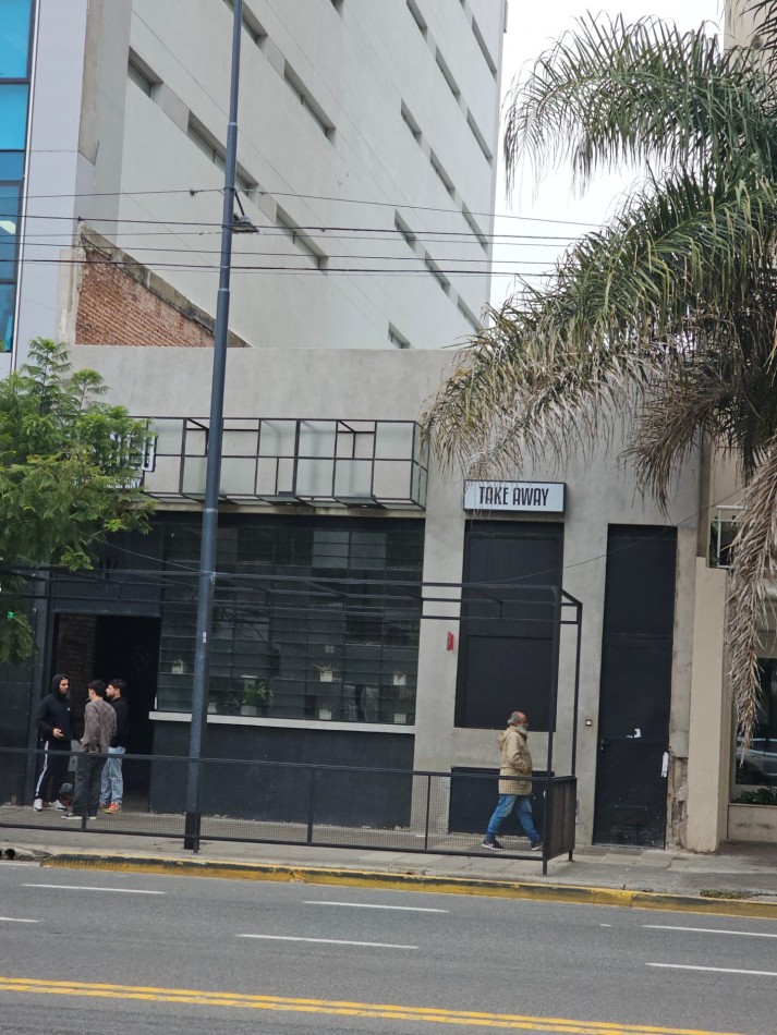Local de 530 m2 sobre Av. del Libertador al 6100. Lote propio