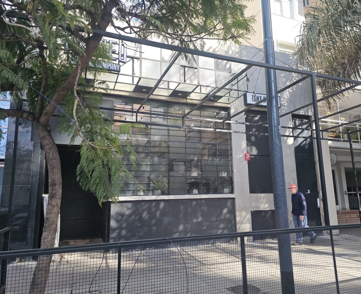 Local de 530 m2 sobre Av. del Libertador al 6100. Lote propio