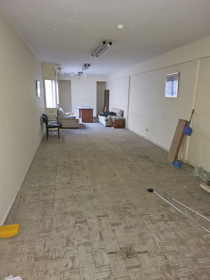 Centro. Monoambiente 50 m2. Bño y coc. a refaccionar 