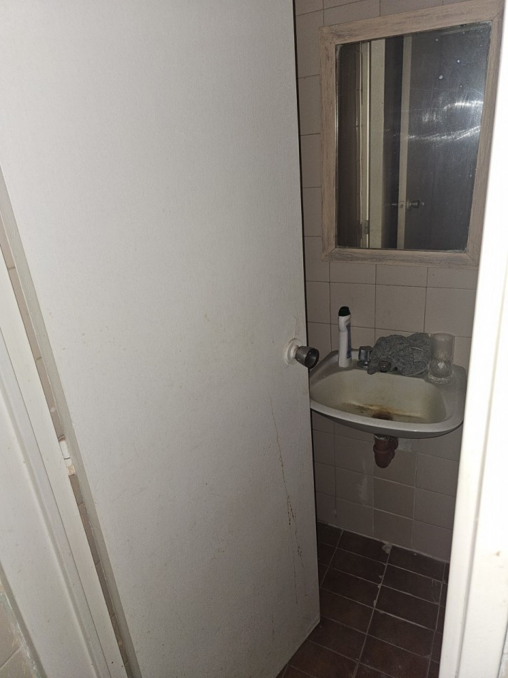Centro. Monoambiente 50 m2. Bño y coc. a refaccionar 