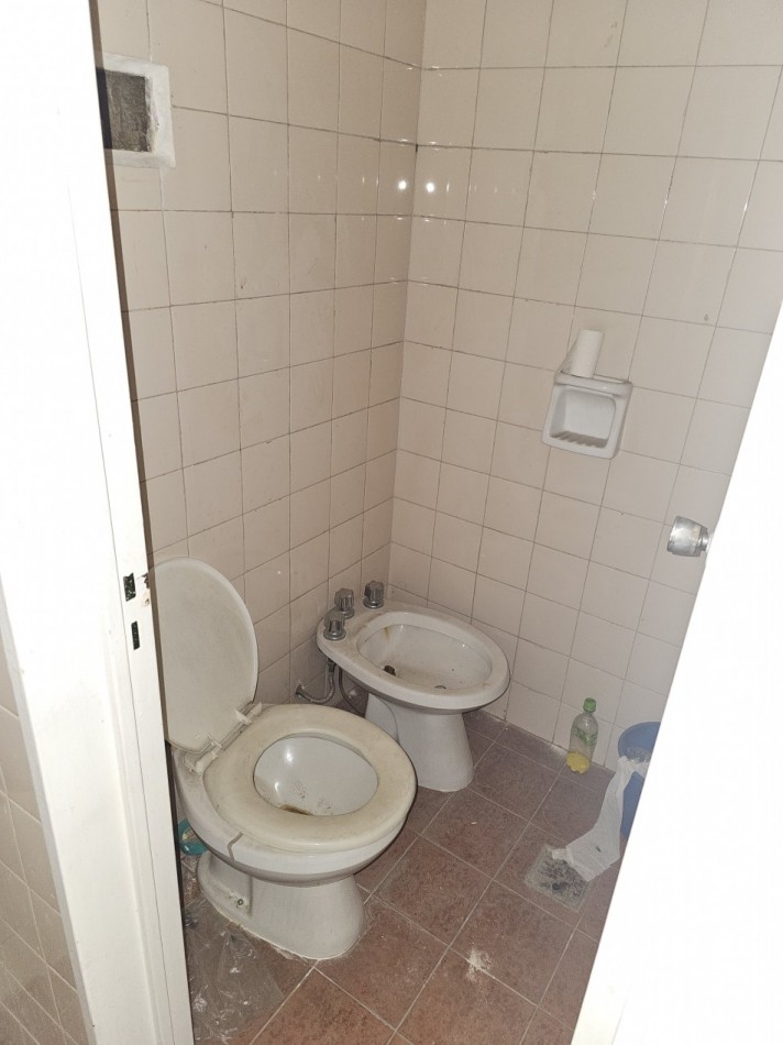 Centro. Monoambiente 50 m2. Bño y coc. a refaccionar 
