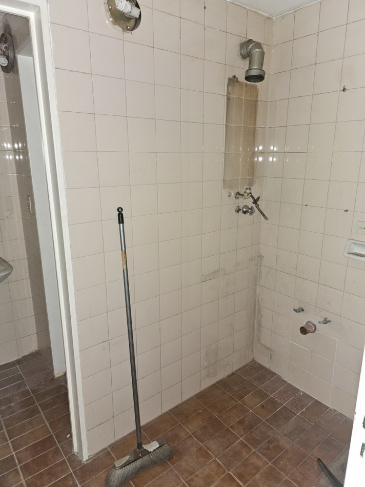 Centro. Monoambiente 50 m2. Bño y coc. a refaccionar 