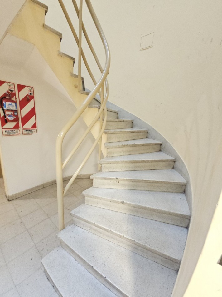 Centro. Monoambiente 50 m2. Bño y coc. a refaccionar 