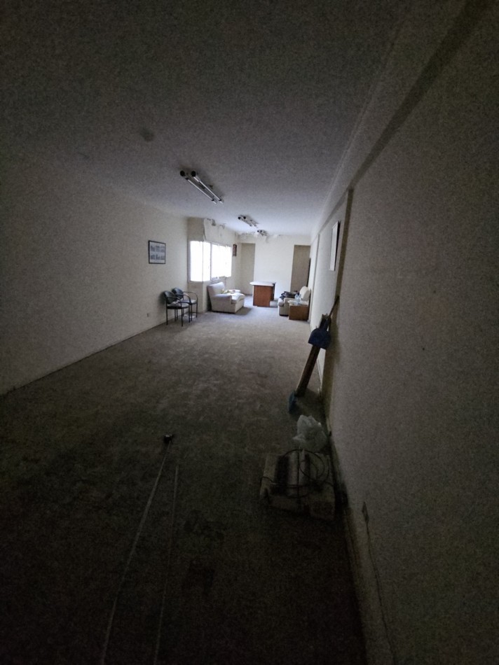 Centro. Monoambiente 50 m2. Bño y coc. a refaccionar 