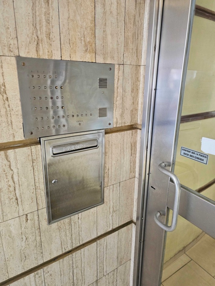 Centro. Monoambiente 50 m2. Bño y coc. a refaccionar 
