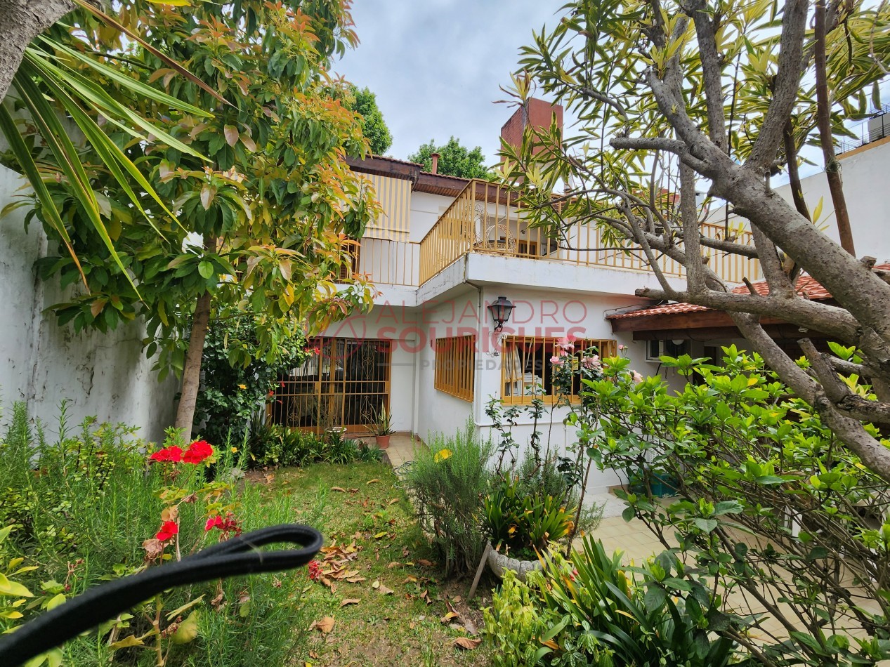 Casa en 3 plantas con garaje, jardin, parrilla. Excelente ubicacion.