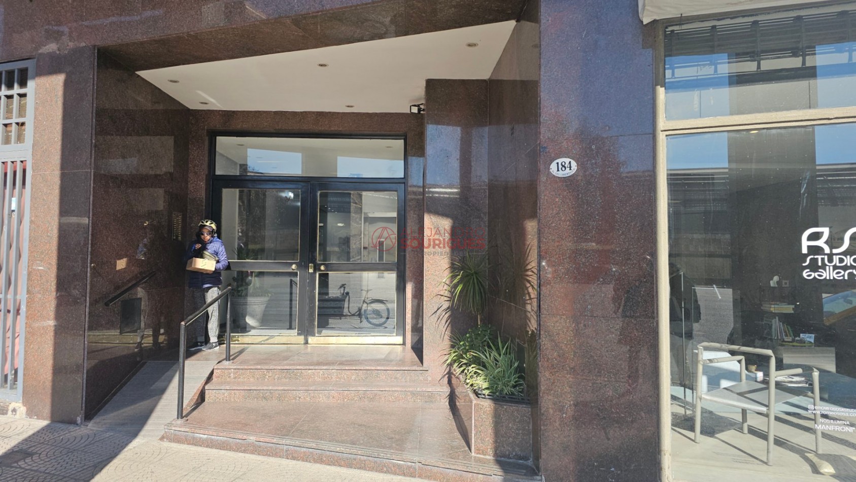 Retiro. S/piso 3 ambientes con dep serv. en alquiler, amoblado y equipado. 79m2