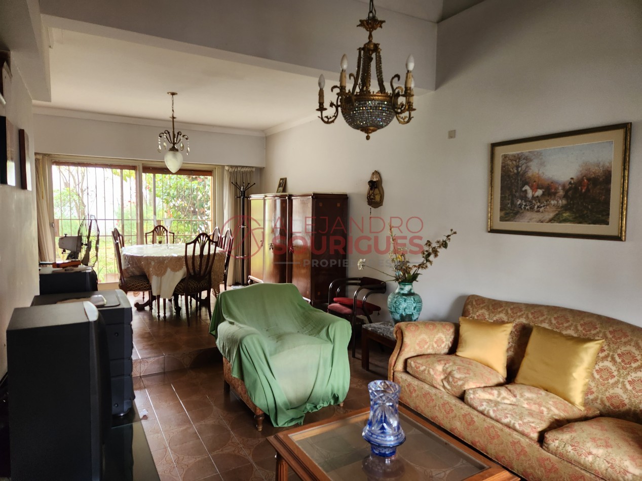 Casa en 3 plantas con garaje, jardin, parrilla. Excelente ubicacion.