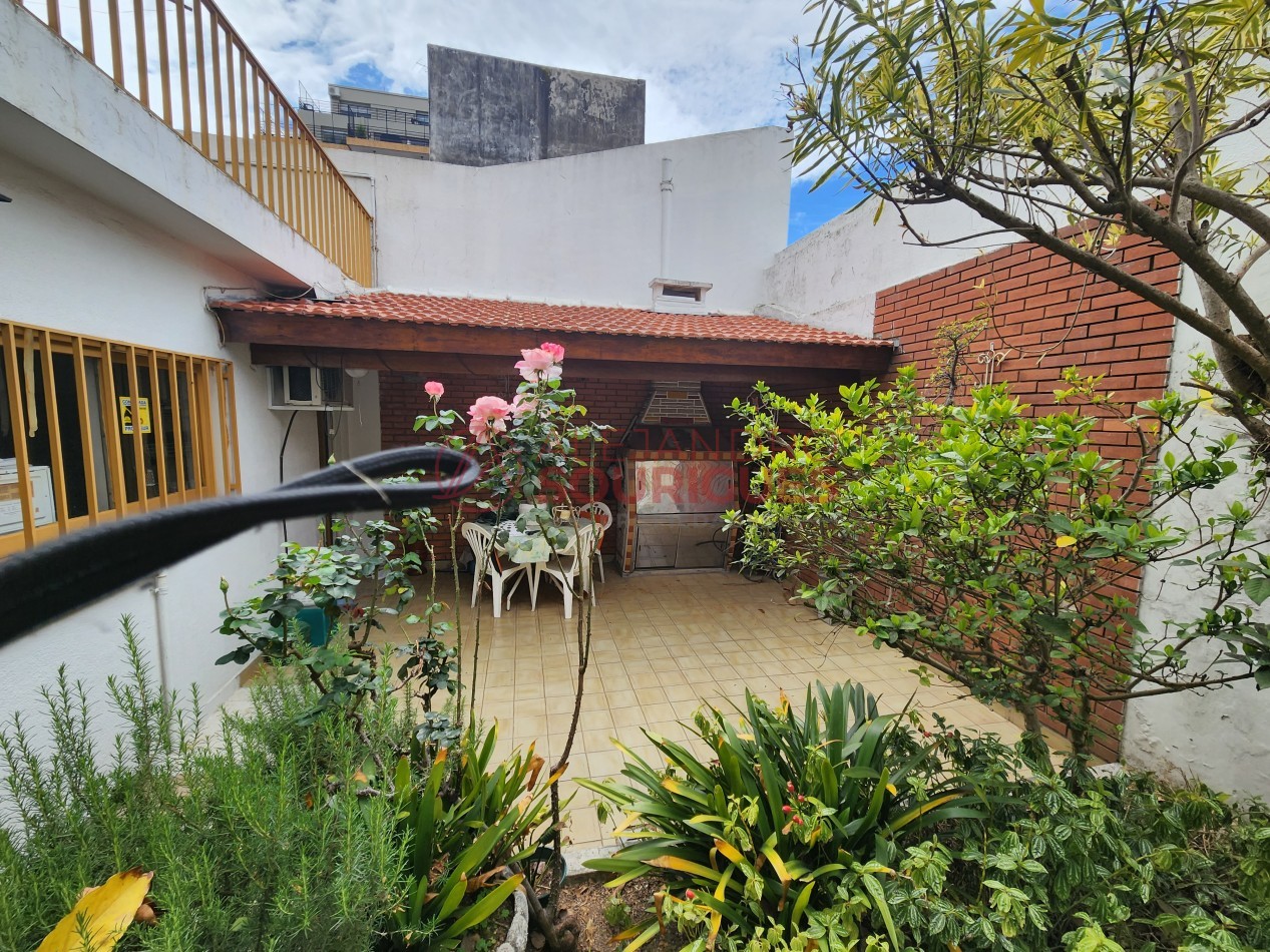 Casa en 3 plantas con garaje, jardin, parrilla. Excelente ubicacion.