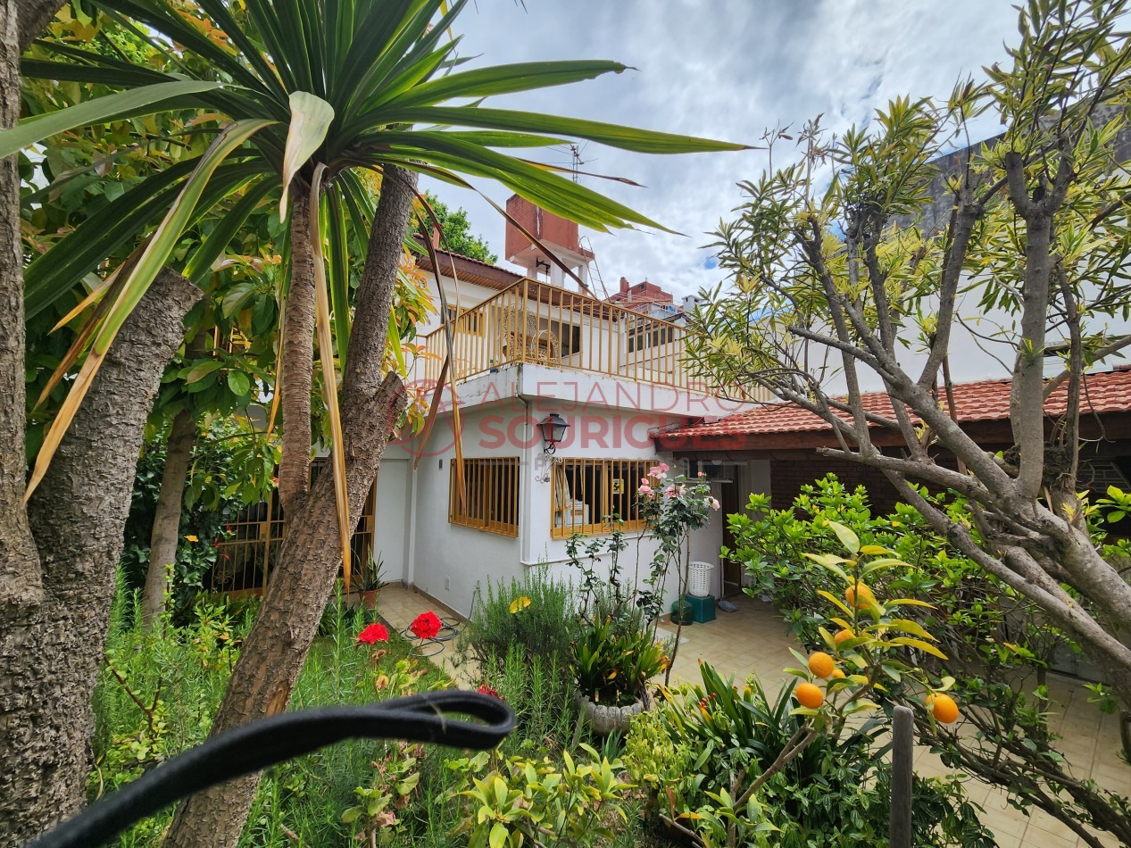 Casa en 3 plantas con garaje, jardin, parrilla. Excelente ubicacion.