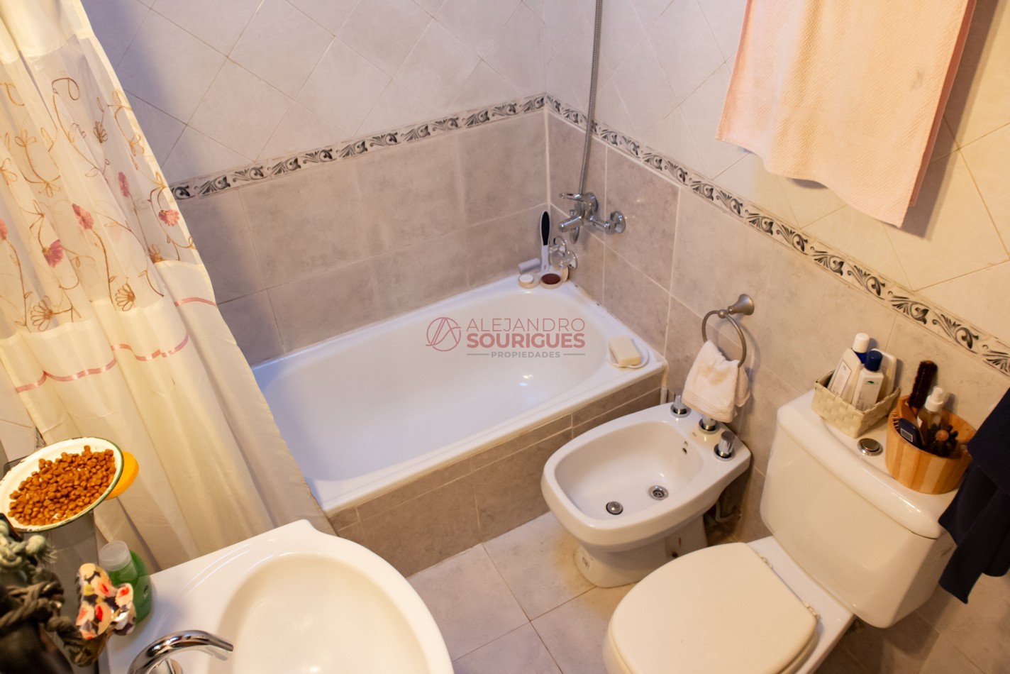 Villa Urquiza. PH 125 m2. Living, 4 dorm, 2 baños,TERRAZA, PARRILLA