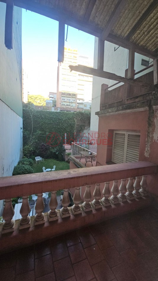 Casa-Petit Hotel en Palermo-Belgrano 351 m2 uso comercial. Av. Lacroze y Av L.M.Campos. Jardin 18 mt