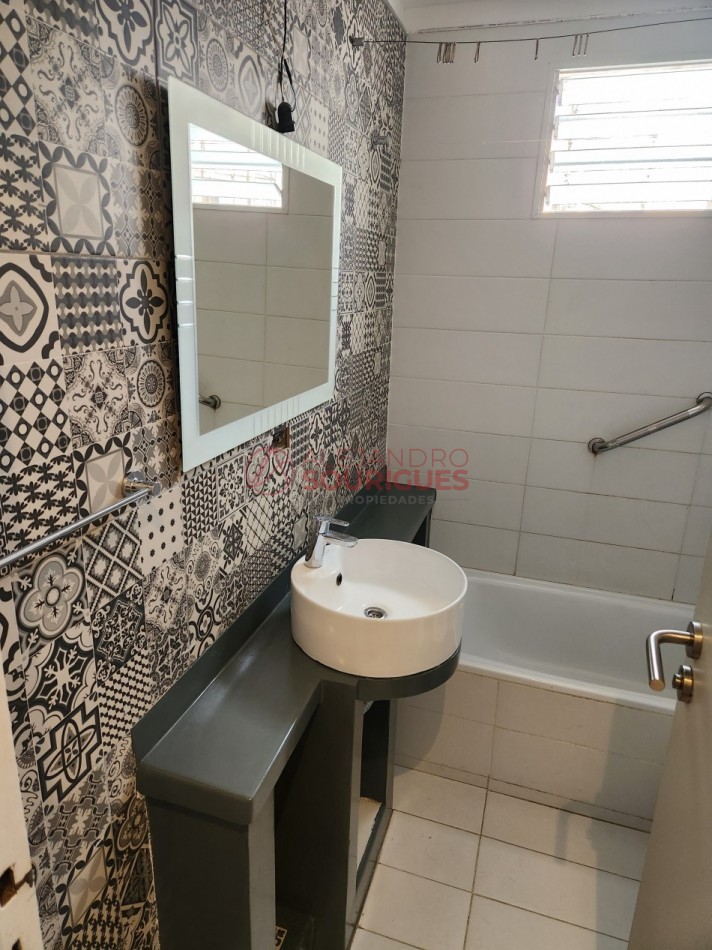 2 amb en venta en Flores, totalmente hecho a nuevo. Caracas y Av. Rivadavia. 