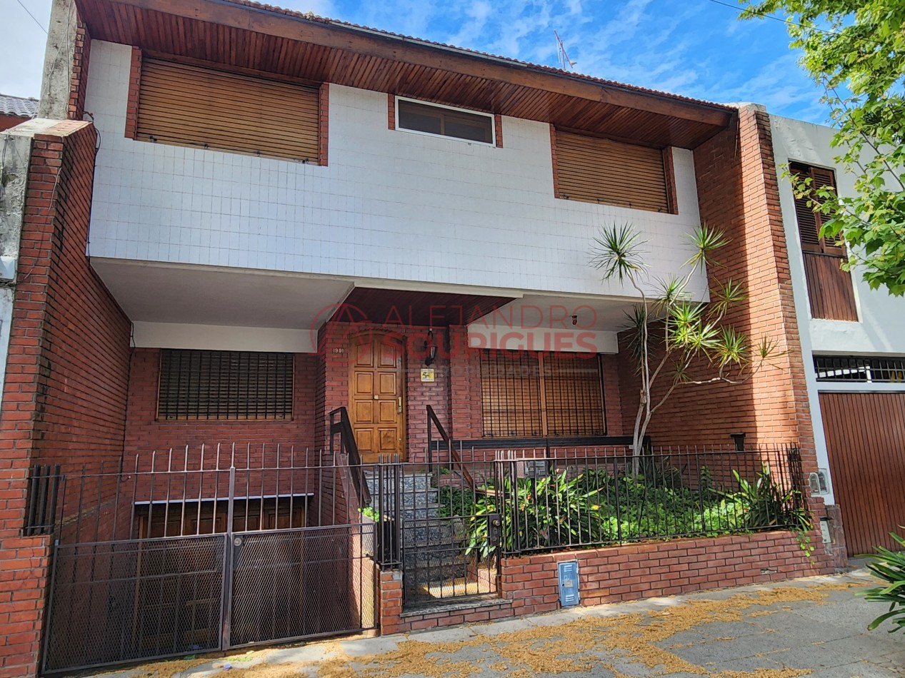 Casa en 3 plantas con garaje, jardin, parrilla. Excelente ubicacion.