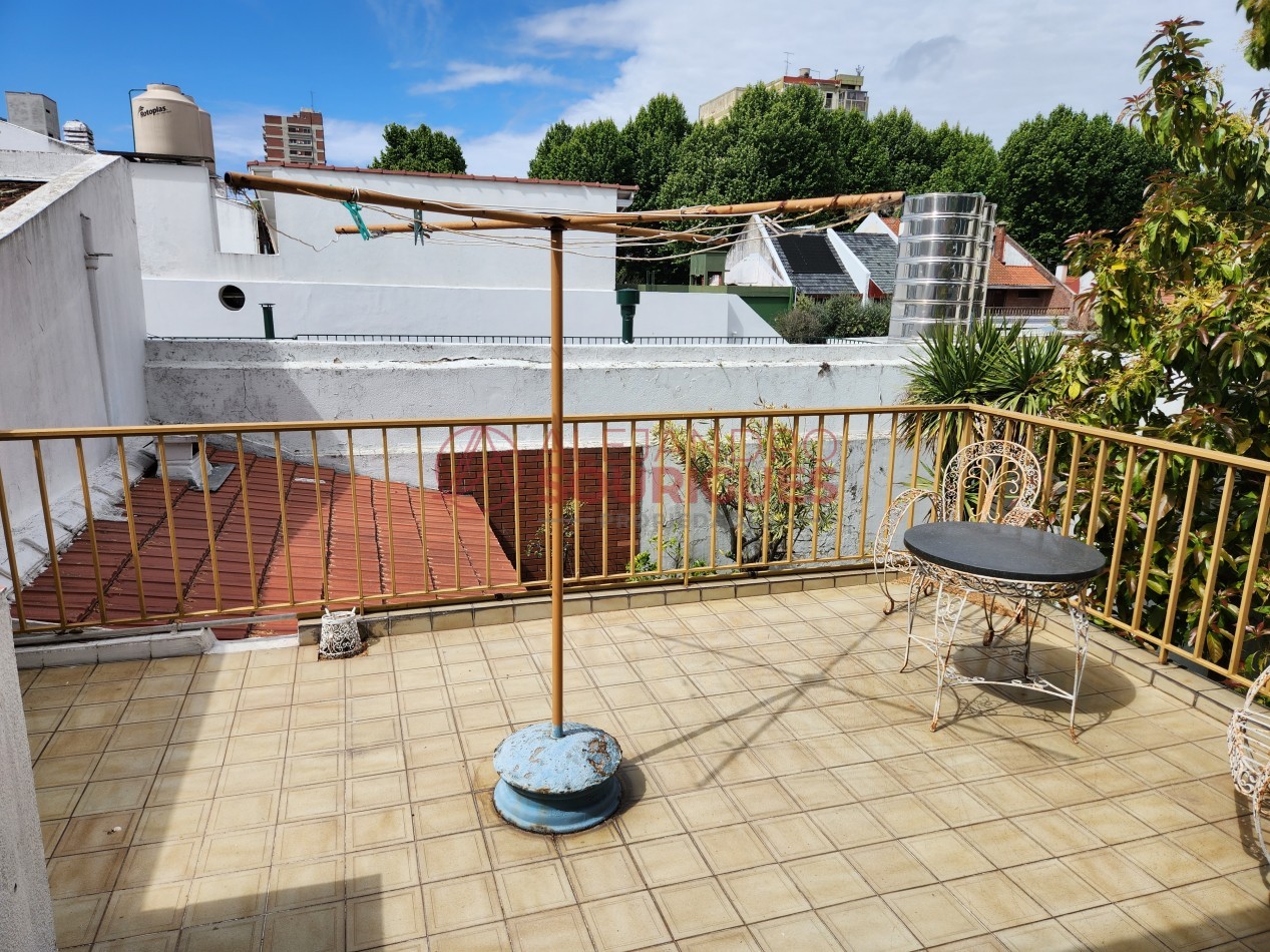 Casa en 3 plantas con garaje, jardin, parrilla. Excelente ubicacion.
