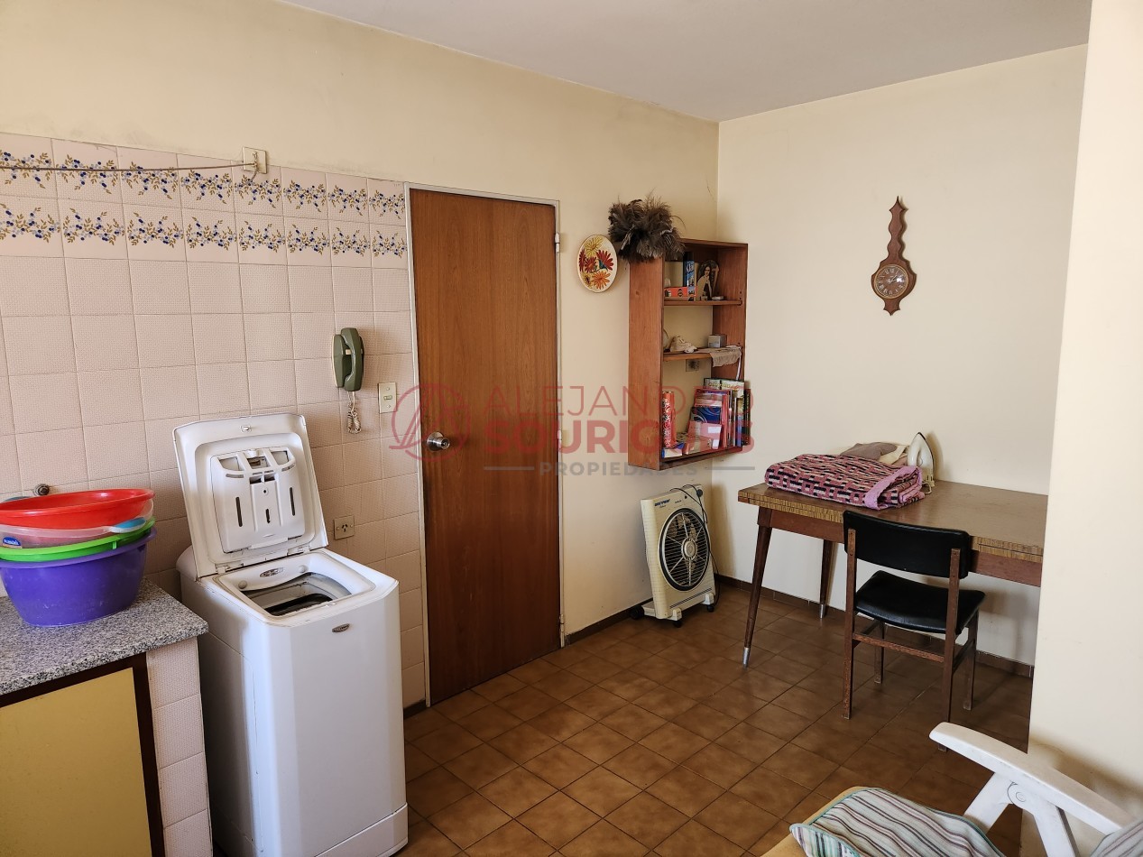 Casa en 3 plantas con garaje, jardin, parrilla. Excelente ubicacion.