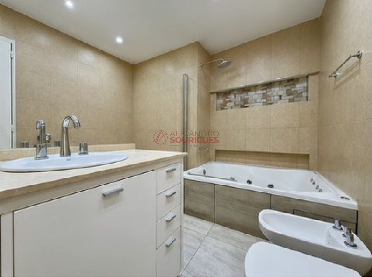 Departamento en Venta Apto Profesional con Entrada Independiente a la calle en Villa Urquiza.