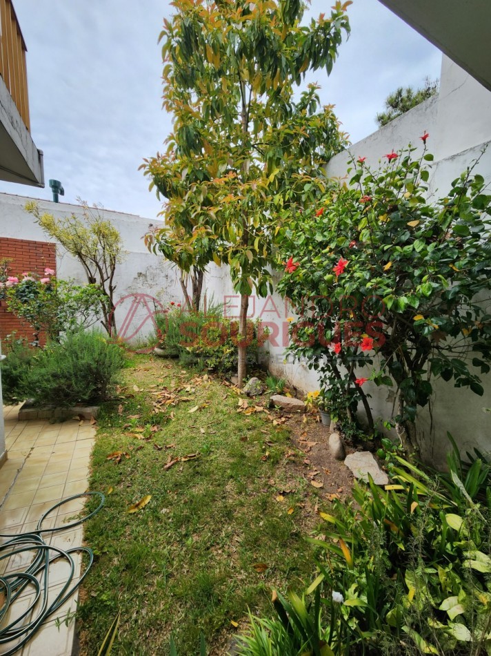 Casa en 3 plantas con garaje, jardin, parrilla. Excelente ubicacion.