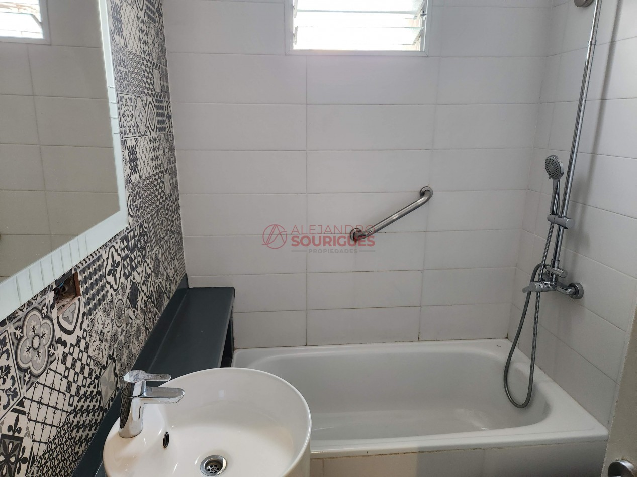 2 amb en venta en Flores, totalmente hecho a nuevo. Caracas y Av. Rivadavia. 