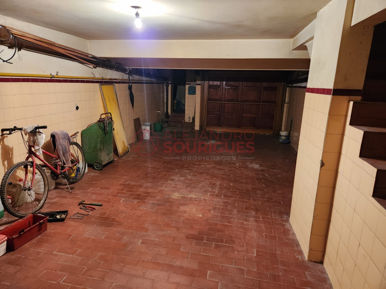 Casa en 3 plantas con garaje, jardin, parrilla. Excelente ubicacion.