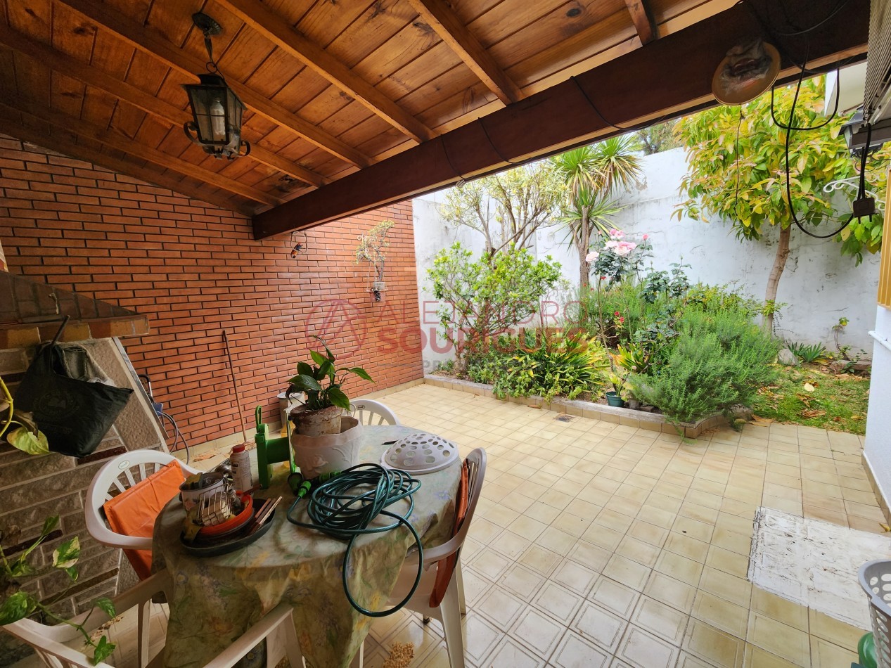 Casa en 3 plantas con garaje, jardin, parrilla. Excelente ubicacion.