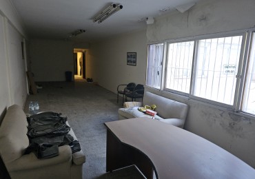 Centro. Monoambiente 50 m2. Bño y coc. a refaccionar 